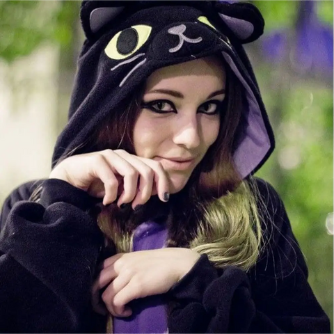 Ragazza che indossa un Kigurumi Gatto di Mezzanotte