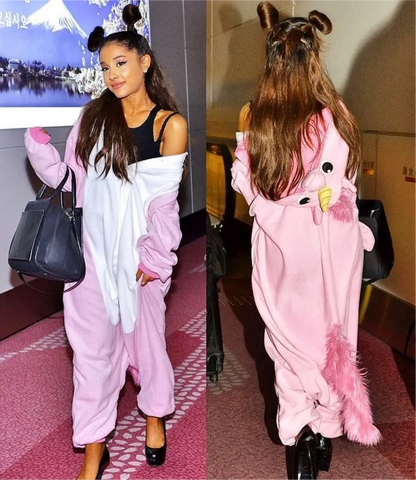 Ariana Grande trägt auf dem roten Teppich ein pinkes Einhorn-Kigurumi