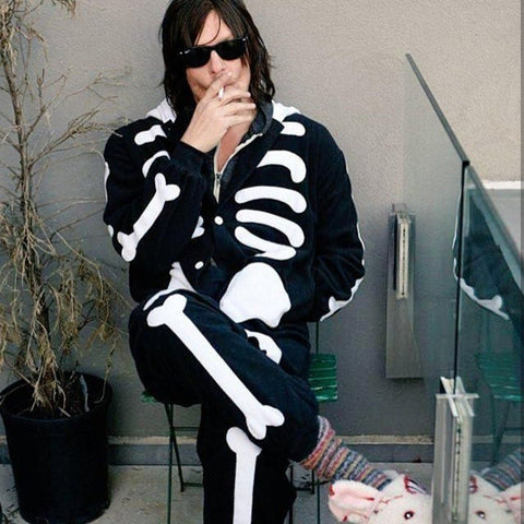 Norman Reedus trägt ein Kigurumi-Skelett