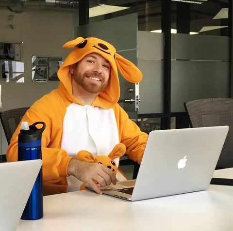 Junge trägt einen Känguru-Kigurumi, während er im Smartworking arbeitet